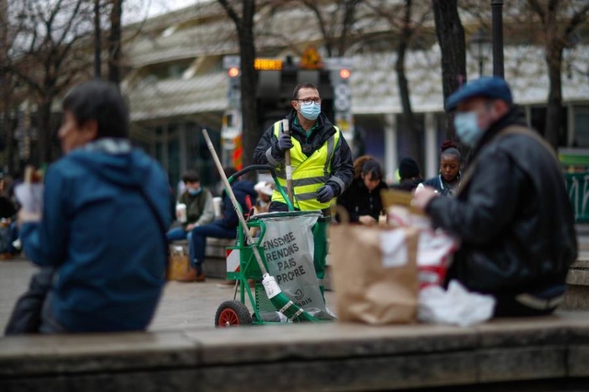 تنظيف شوارع باريس يقود أربعينياً لنجومية «تيك توك»