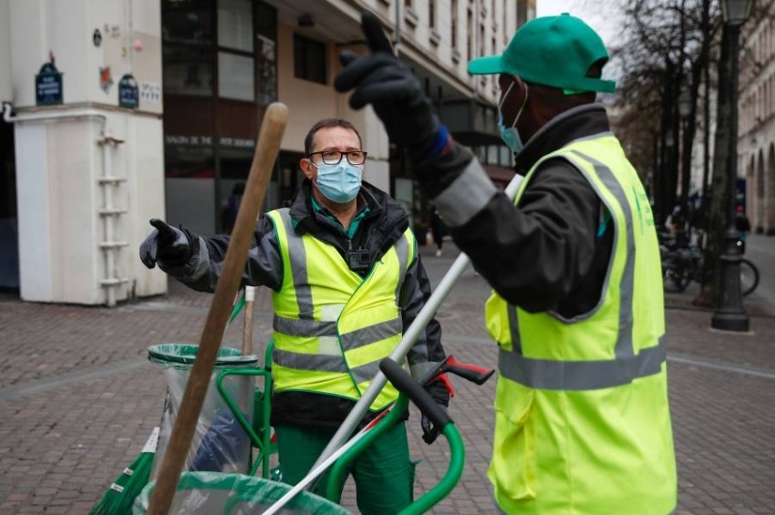 تنظيف شوارع باريس يقود أربعينياً لنجومية «تيك توك»