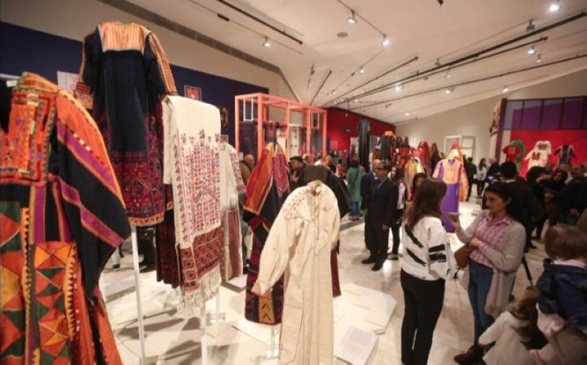 «المتحف الفلسطيني» يُحضّر لاستعادة 80 ثوباً تراثياً من أمريكا