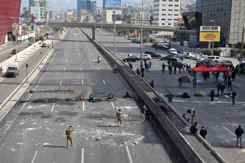 لبنان.. المتظاهرون يغلقون طرقاً رئيسية في بيروت