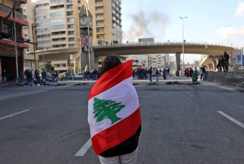 لبنان.. المتظاهرون يغلقون طرقاً رئيسية في بيروت