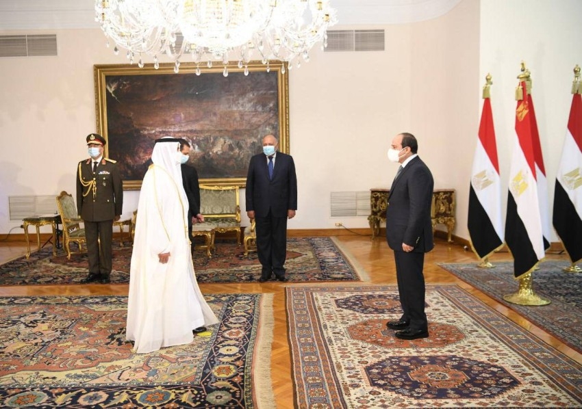 سفير الإمارات يقدم أوراق اعتماده إلى الرئيس المصري