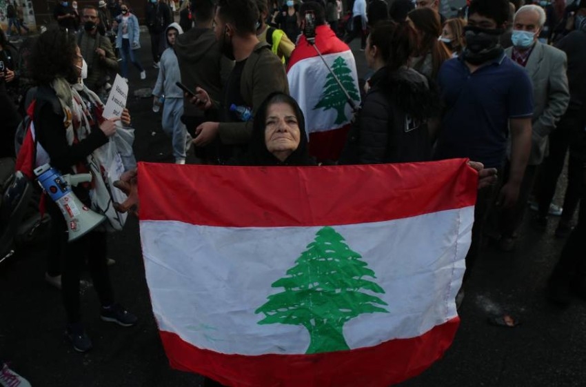 المحتجون يواصلون قطع الطرقات في لبنان بسبب تردي الأوضاع المعيشية
