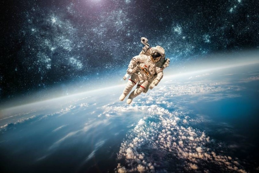 سباق القمر.. عمالقة الفضاء يسعون لإرسال رحلات تجارية مأهولة