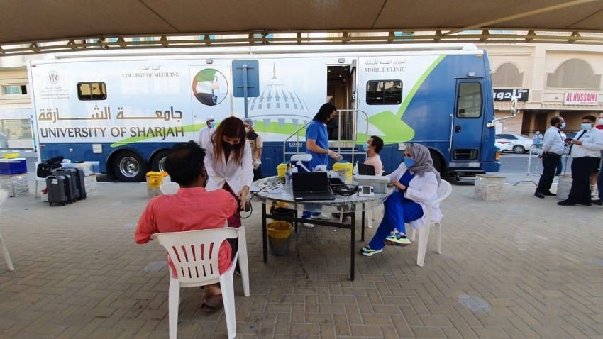 تقديم اللقاح وفحوصات الـPCR عبر العيادة المتنقلة في 6 مناطق بالشارقة