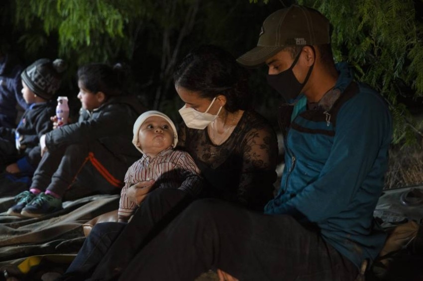 النوم تحت الجسور.. تكدس المهاجرين عند الحدود الأمريكية ينذر بأزمة إنسانية