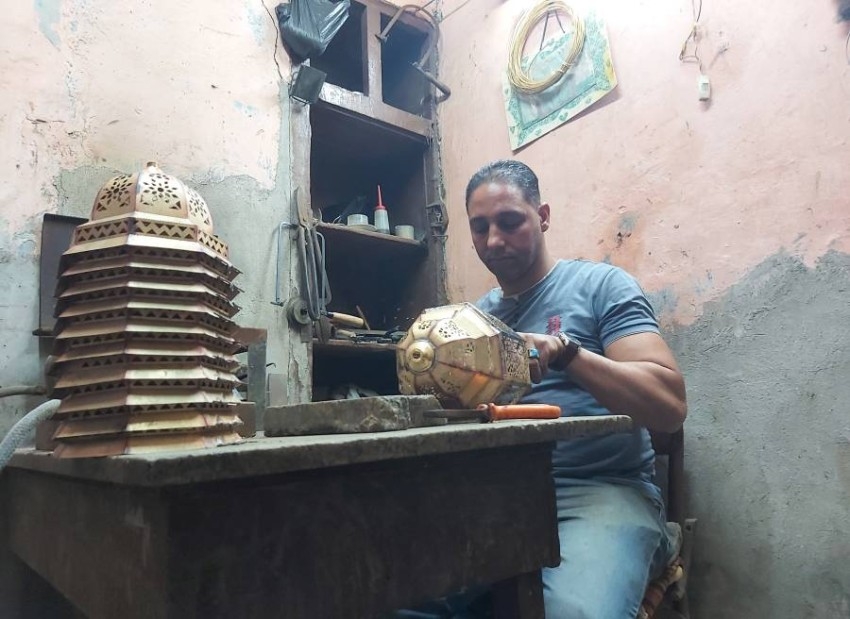 أحمد السيد.. 30 عاماً في صناعة فوانيس رمضان النحاسية