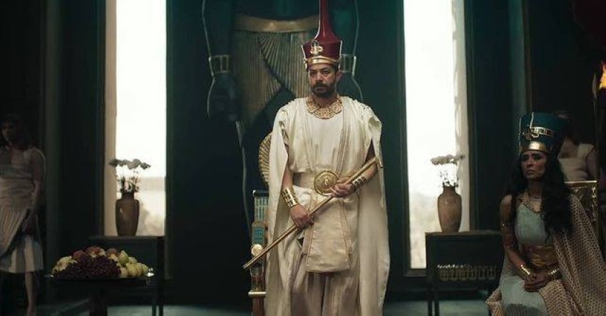 انتقادات تطال «الملك» بسبب أزياء الفراعنة.. ومؤرخ يوضح الحقيقة