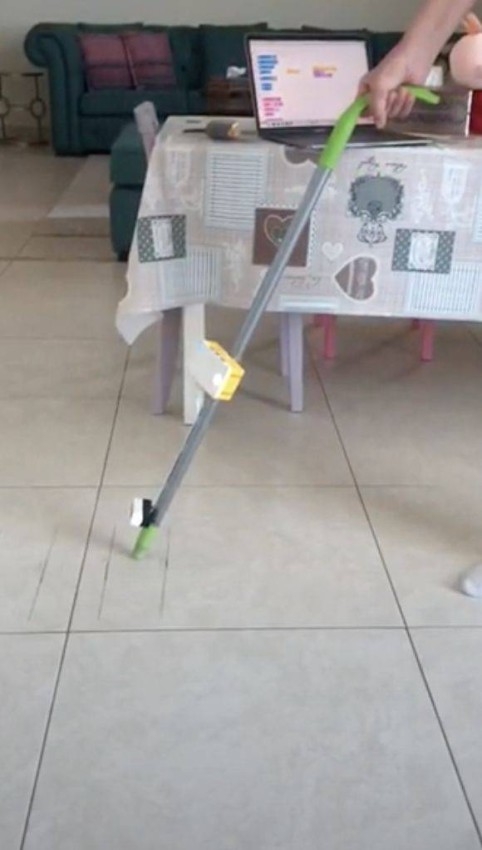طالبة إماراتية تصمم عصا ذكية للمكفوفين
