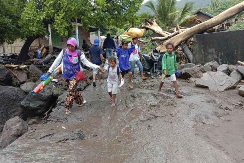 إعصار استوائي يقتل 76 شخصاً في إندونيسيا