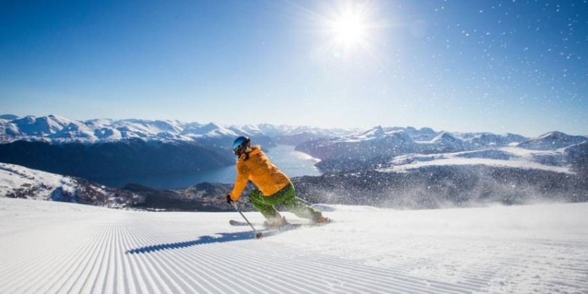 نرويجي يجتاز 40 كم تزلجاً تجنباً للحجر في فندق