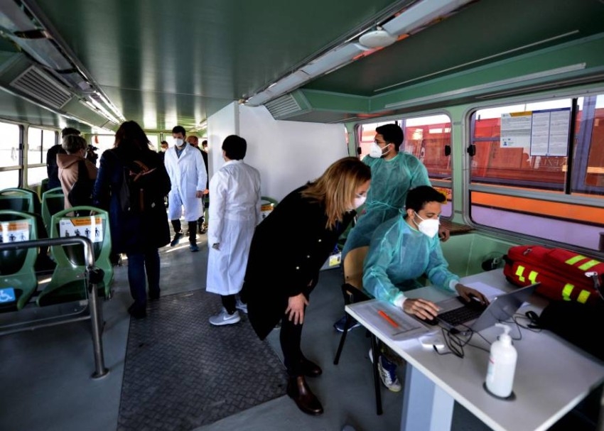 حافلات «فابوريتو» المائية تتحول لعيادة لتلقيح كبار السن في البندقية