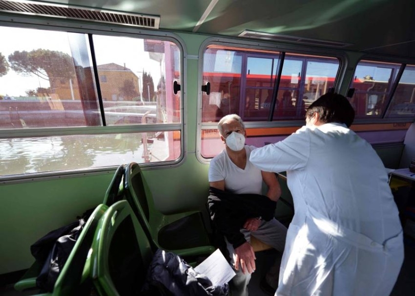 حافلات «فابوريتو» المائية تتحول لعيادة لتلقيح كبار السن في البندقية