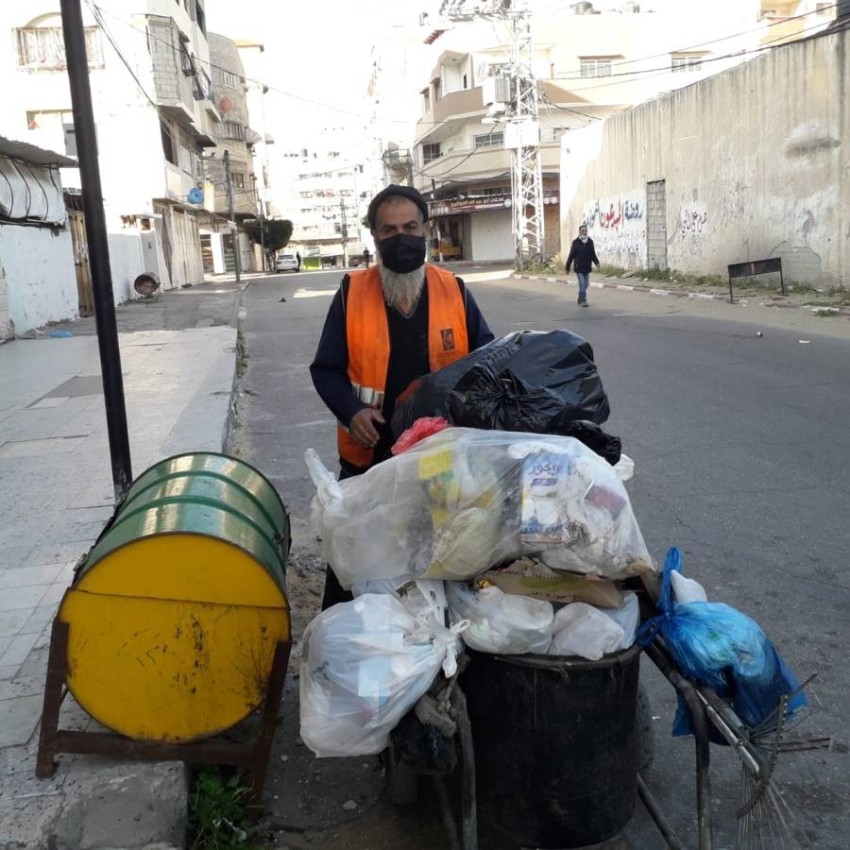 «صُنّاع الجمال» في غزة.. رسل نظافة يعملون بنصف راتب