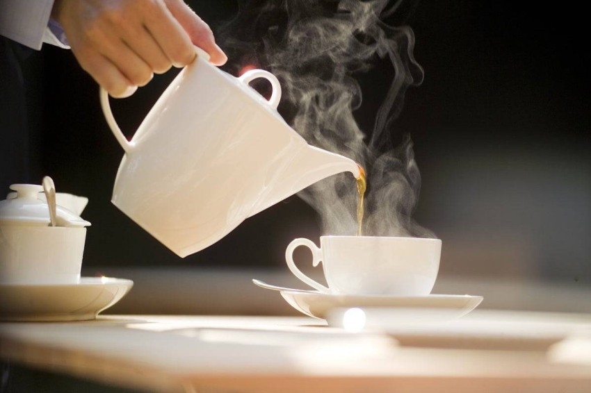 دراسة بريطانية: صب الحليب أولاً على الشاي يضمن نكهة رائعة