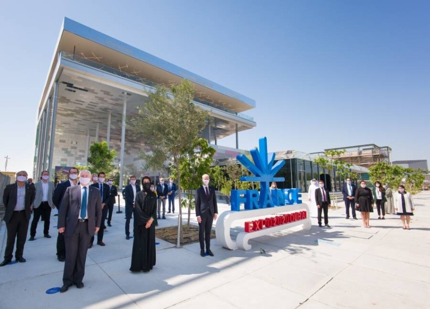 ريم الهاشمي تطلع على انتهاء العمل في جناح فرنسا في «إكسبو 2020 دبي»
