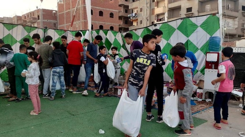 قرية مصرية تجمع في يوم واحد 500 ألف جنيه لتجهيز «شنط» رمضان