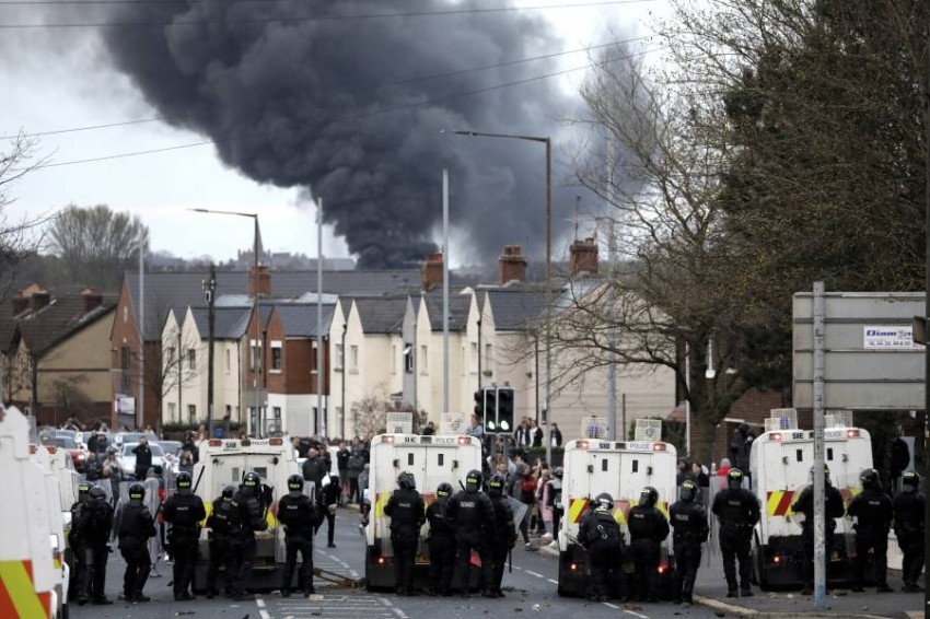 دبلن تحذر من «دوامة» العنف في أيرلندا الشمالية