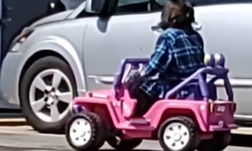 بالفيديو.. أمريكية تقود عربة أطفال كهربائية للتسوق