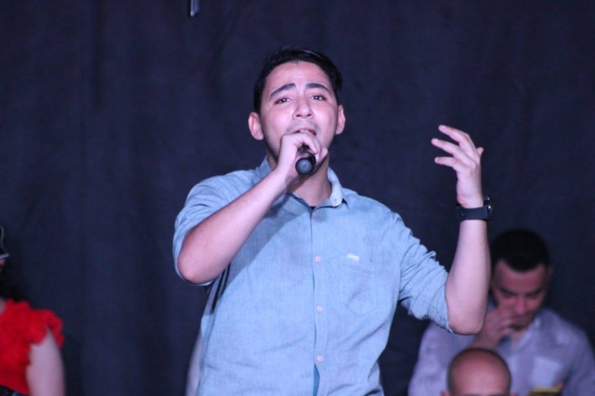 أحمد حمادة يحارب الفن الهابط بالغناء الطربي في «عربات المترو»