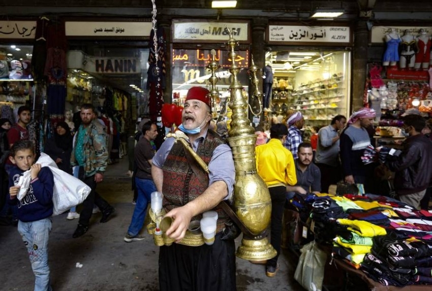 بلباس شعبي.. بائع تمر هندي ينشر البهجة في سوق دمشقيّ