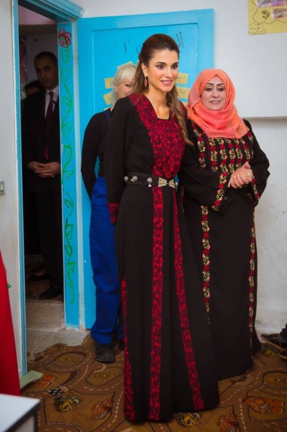 الملكة رانيا بإطلالات لا تنسى بلمسة من التراث العربي