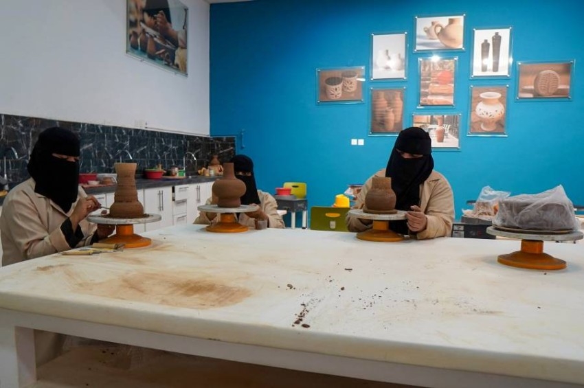 60 سعودية يتعلمن الحرف التقليدية في مدينة العُلا