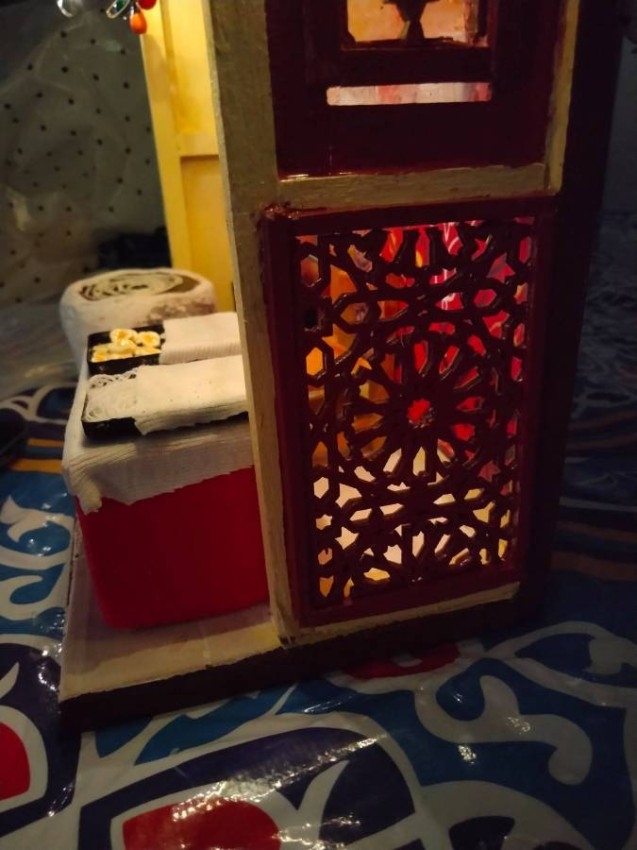 مصرية تحول أجواء رمضان المبهجة إلى منمنمات تنضح إبداعاً
