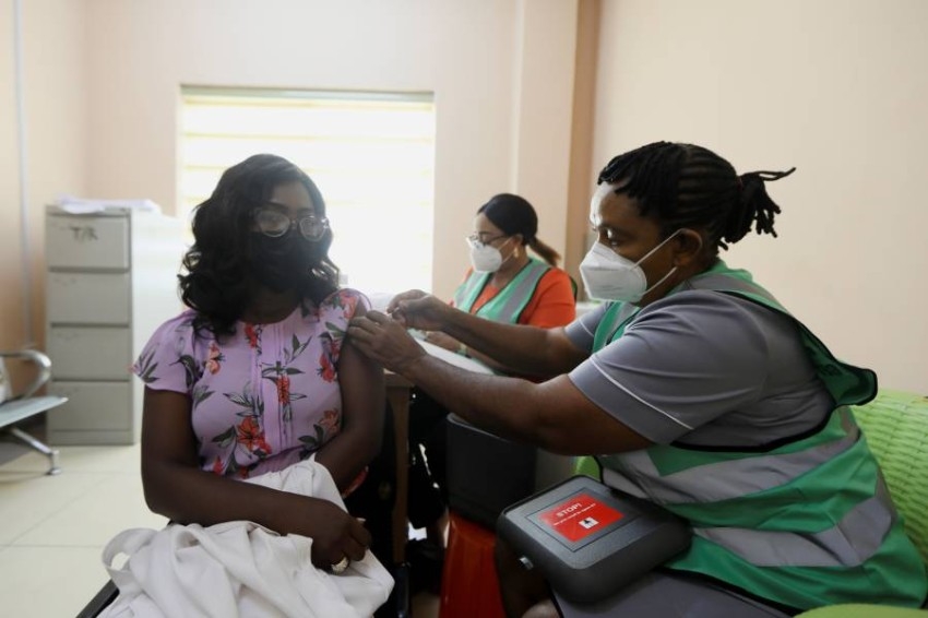 قد ينتظرون سنوات.. الطواقم الصحية بأفريقيا منسيون في سباق اللقاح