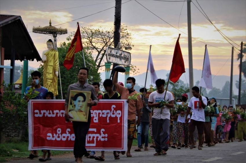 متظاهرو ميانمار يتجاهلون احتفالات العام الجديد ويحتشدون للتظاهر