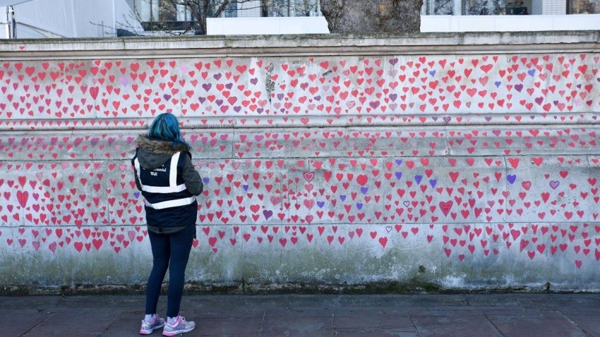 لندن.. 150 ألف قلب أحمر ورسائل تعاطف مع ضحايا كورونا