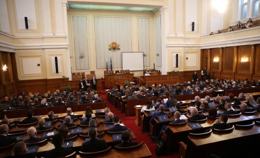 رئيس الوزراء البلغاري يستقيل من منصبه رسمياً