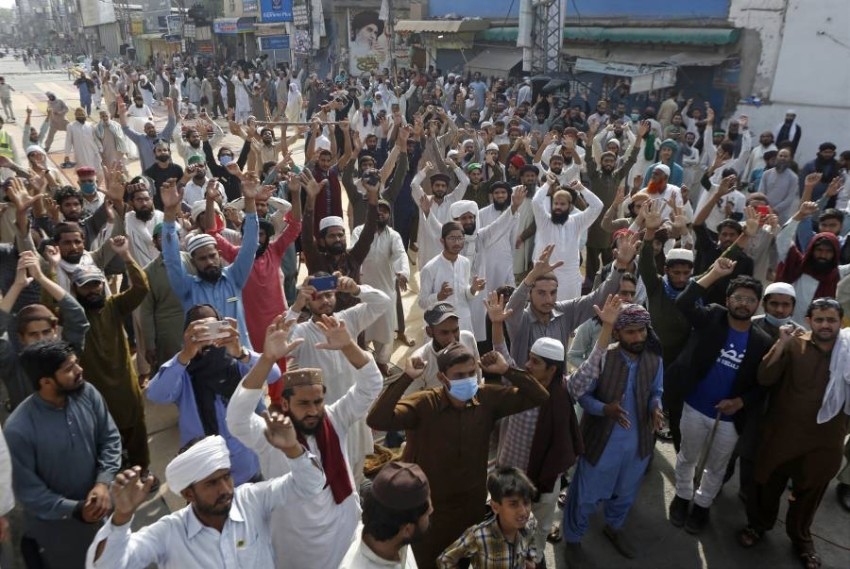 الحكومة الباكستانية تأمر بحجب وسائل التواصل بعد تظاهرات عنيفة