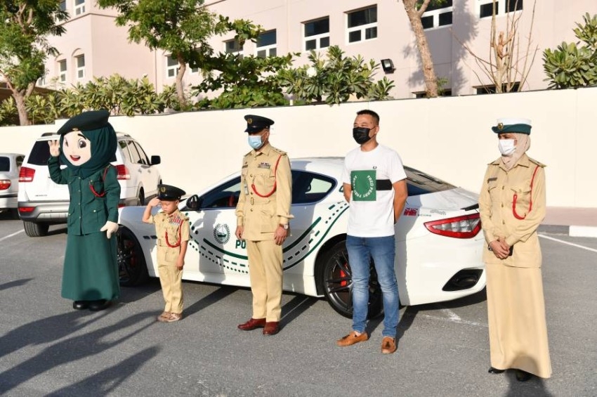شرطة دبي تحقق أمنية طفل في جولة بالدوريات الفارهة
