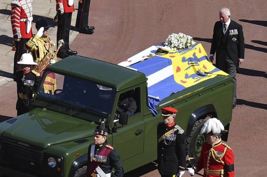 الملكة إليزابيث وكبار أعضاء العائلة المالكة يودعون الأمير فيليب