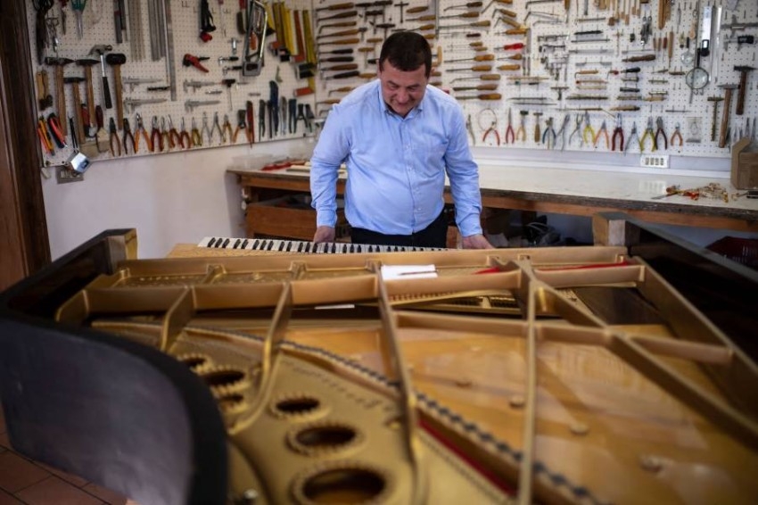 لويجي بورغاتو يكافح لحماية صناعة البيانوهات يدوياً