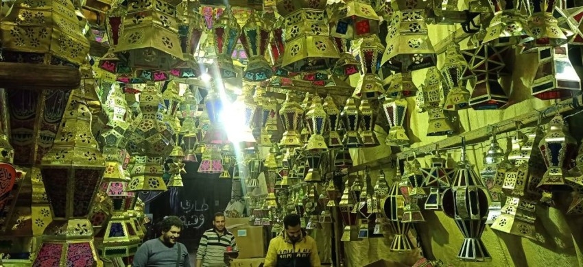 بالفيديو.. فانوس رمضان «أبو شمعة» ينشر البهجة في قلب القاهرة