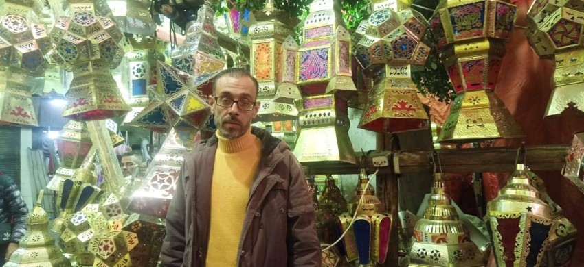 بالفيديو.. فانوس رمضان «أبو شمعة» ينشر البهجة في قلب القاهرة