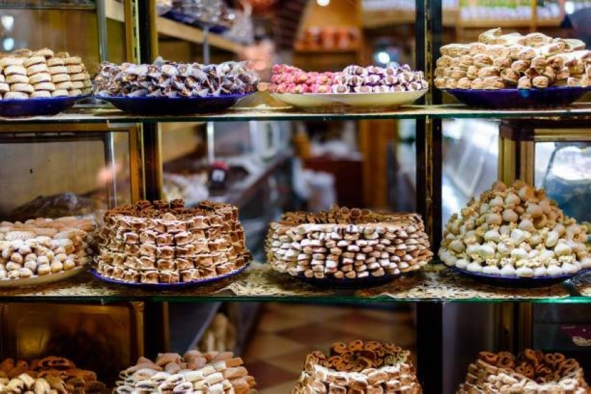 «كعب الغزال» سيدتها.. تعرف على أبرز أنواع الحلويات المغربية التقليدية