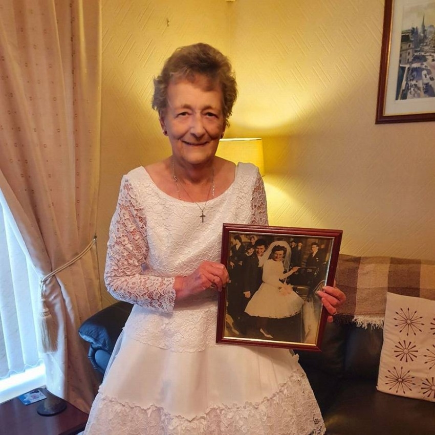 بعد 59 سنة.. أمريكية تعيد حياكة فستان زفاف جدتها