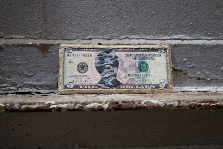 فنانة أمريكية تجسد التمرد والانقسام السياسي بتطريز الدولارات