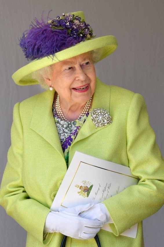 في عيد ميلادها الـ 95.. أزياء الملكة إليزابيث تحمل الكثير من الرسائل الكامنة
