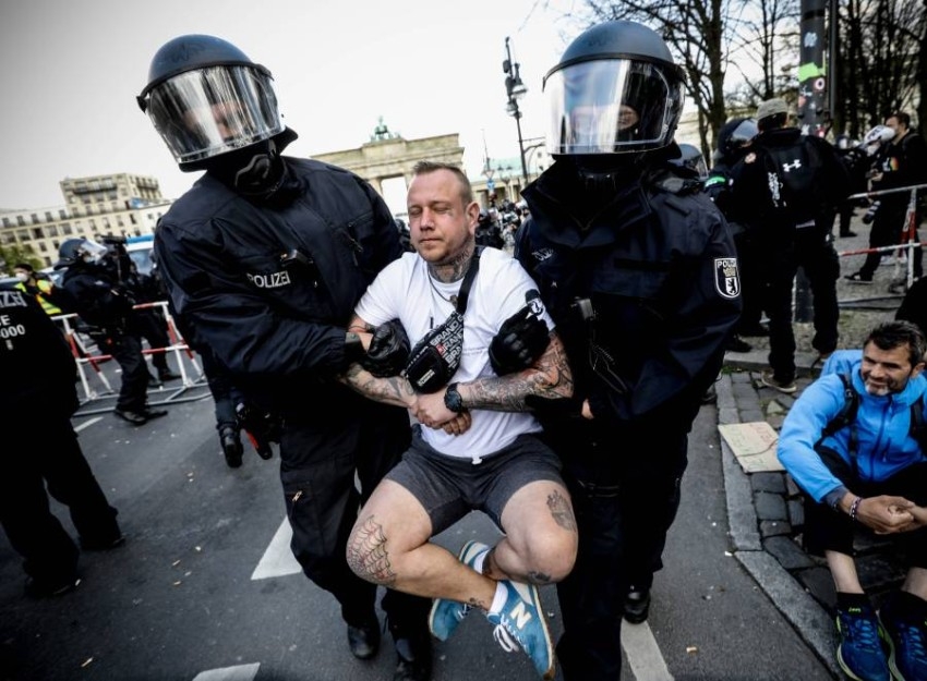 ألمانيا: اشتباكات بين محتجين والشرطة بالزجاجات ورذاذ الفلفل