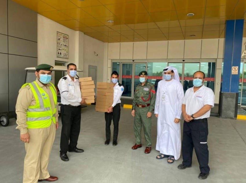 شرطة دبي توزع وجبات إفطار على أفراد خط الدفاع الأول