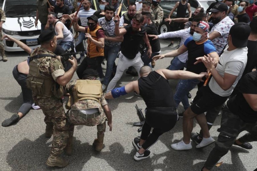 عون يدعو للهدوء في لبنان بعد اضطرابات أعقبت تنحية قاضية