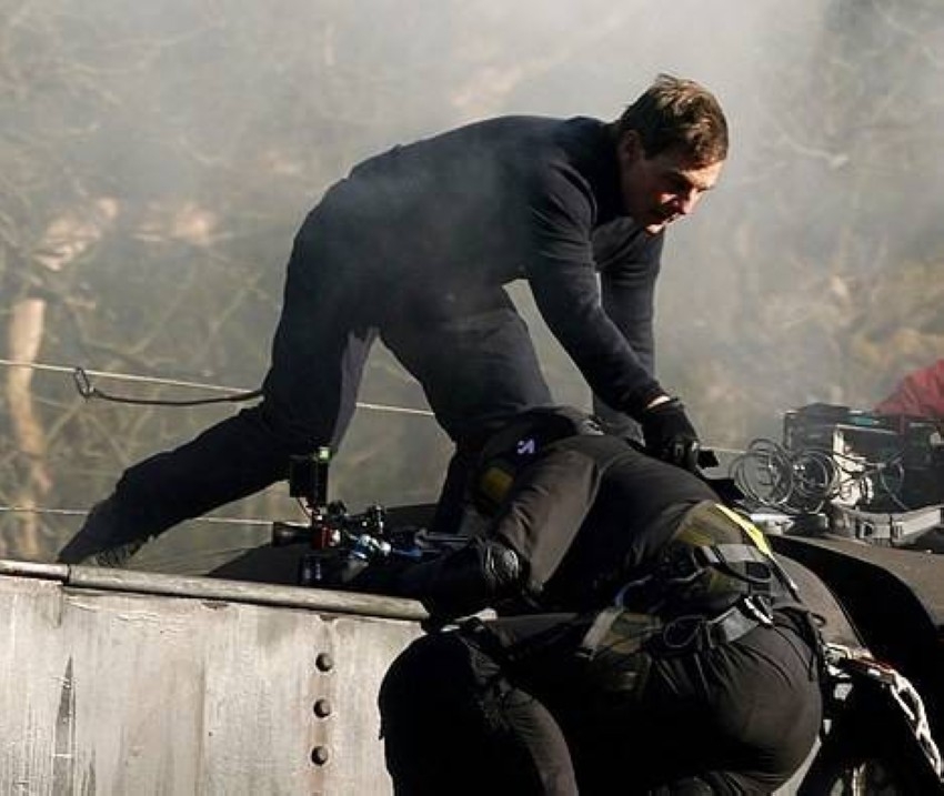 بالصور/ «بطل حقيقي».. كروز ينقذ مصور Mission Impossible 7 من إصابة محققة