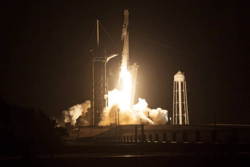 «SpaceX» تصل بأربعة رواد فضاء إلى المحطة الدولية