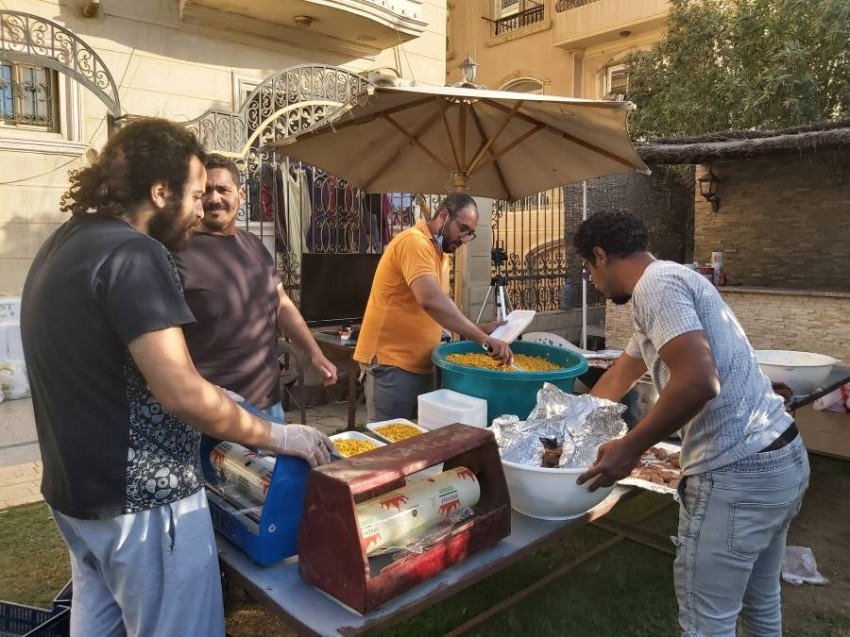 بالفيديو.. مائدة متجولة وسيلة مصريين لإفطار المعوزين في زمن كورونا