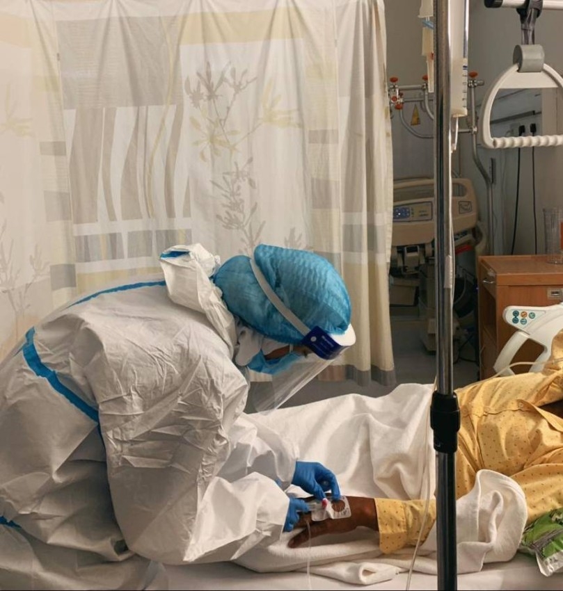 الممرضة آمنة الكعبي: إنقاذ مرضى كوفيد-19 هوّن غيابي عن المائدة الرمضانية