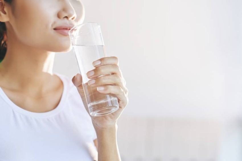 هل الإفراط في استهلاك الماء والفيتامينات مضر بالصحة؟ خبراء يجيبون